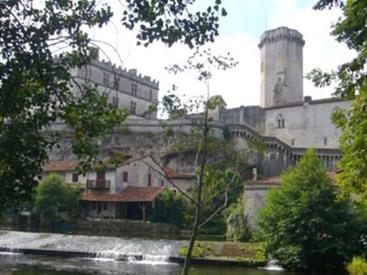 Bourdeilles proche du Château de Clauzuroux, chambres d'hôtes et location de gîtes à Champagne et Fontaine en Dordogne proche de Périgueux et d'Angoulême