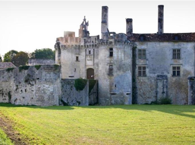Mareuil proche du Château de Clauzuroux, chambres d'hôtes et location de gîtes à Champagne et Fontaine en Dordogne proche de Périgueux et d'Angoulême
