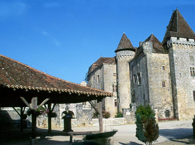 Saint Jean de Côle proche du Château de Clauzuroux, chambres d'hôtes et location de gîtes à Champagne et Fontaine en Dordogne proche de Périgueux et d'Angoulême