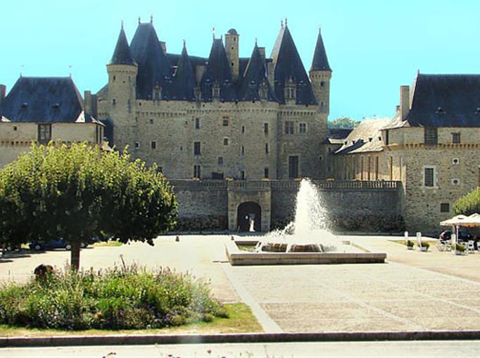 Jumilhac-le-Grand proche du Château de Clauzuroux, chambres d'hôtes et location de gîtes à Champagne et Fontaine en Dordogne proche de Périgueux et d'Angoulême