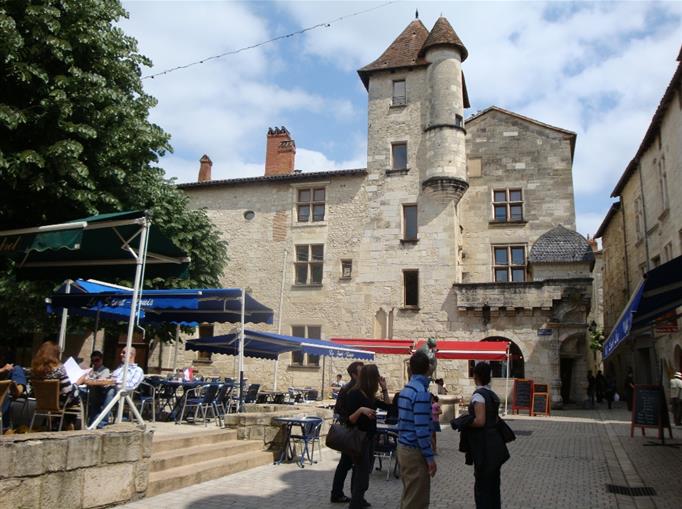Périgueux proche du Château de Clauzuroux, chambres d'hôtes et location de gîtes à Champagne et Fontaine en Dordogne proche de Périgueux et d'Angoulême