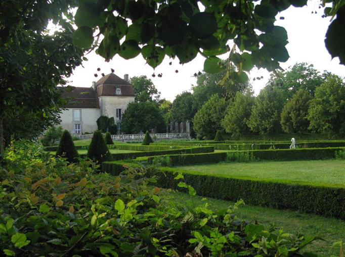 Le jardin du Château de Clauzuroux, chambres d'hôtes et location de gîtes à Champagne et Fontaine en Dordogne proche de Périgueux et d'Angoulême