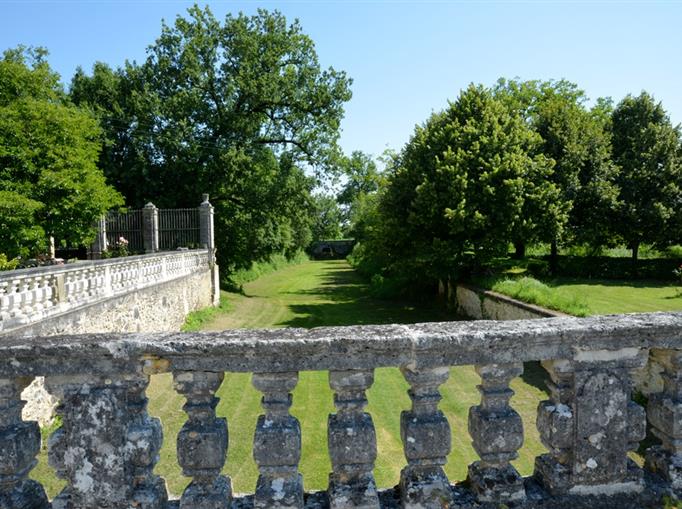 Le jardin du Château de Clauzuroux, chambres d'hôtes et location de gîtes à Champagne et Fontaine en Dordogne proche de Périgueux et d'Angoulême