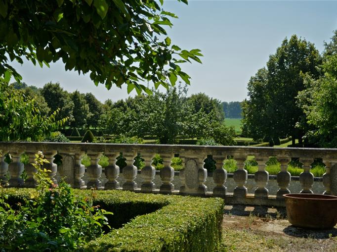 Le jardin du Château de Clauzuroux, chambres d'hôtes et location de gîtes à Champagne et Fontaine en Dordogne proche de Périgueux et d'Angoulême