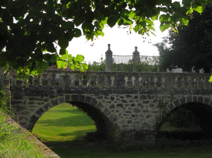Le jardin du Château de Clauzuroux, chambres d'hôtes et location de gîtes à Champagne et Fontaine en Dordogne proche de Périgueux et d'Angoulême