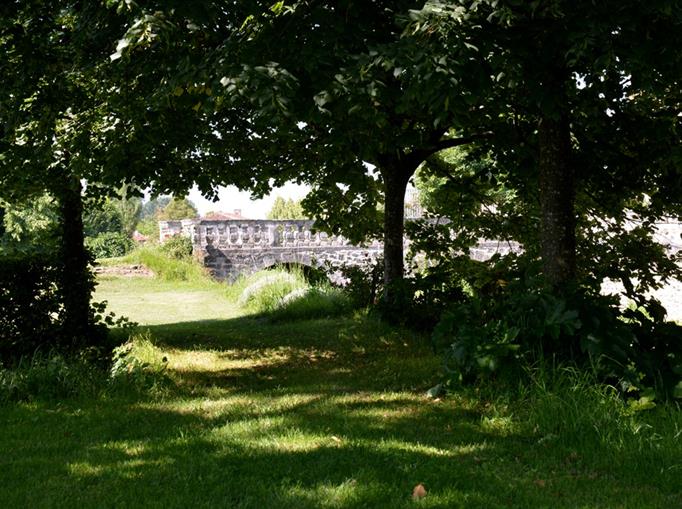 Le jardin du Château de Clauzuroux, chambres d'hôtes et location de gîtes à Champagne et Fontaine en Dordogne proche de Périgueux et d'Angoulême