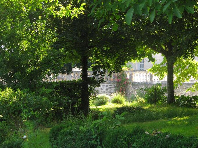 Le jardin du Château de Clauzuroux, chambres d'hôtes et location de gîtes à Champagne et Fontaine en Dordogne proche de Périgueux et d'Angoulême