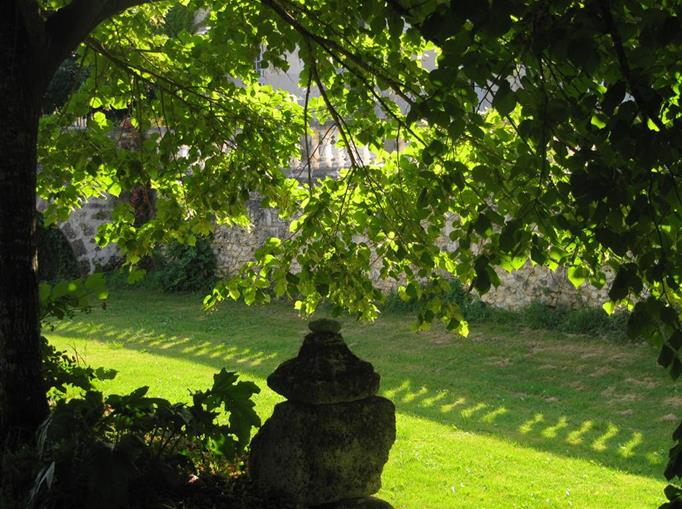 Le jardin du Château de Clauzuroux, chambres d'hôtes et location de gîtes à Champagne et Fontaine en Dordogne proche de Périgueux et d'Angoulême