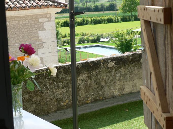 Château de Clauzuroux, chambres d'hôtes et location de gîtes avec piscine chauffée à Champagne et Fontaine en Dordogne proche de Périgueux et d'Angoulême