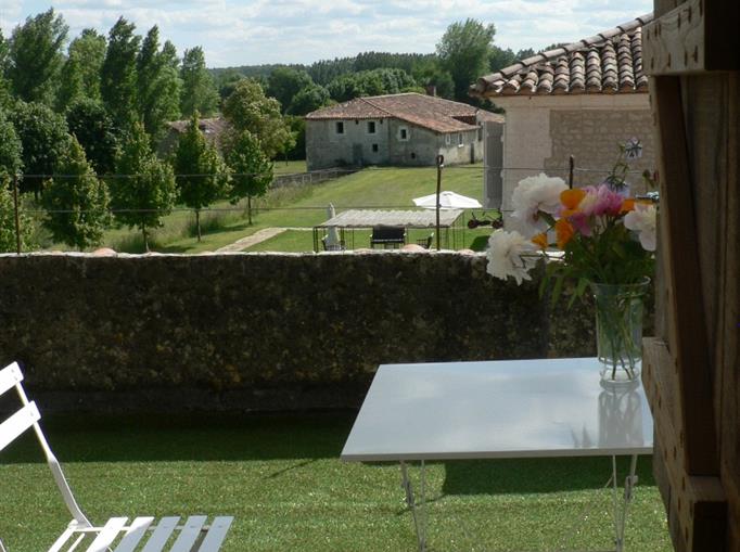Château de Clauzuroux, chambres d'hôtes et location de gîtes avec piscine chauffée à Champagne et Fontaine en Dordogne proche de Périgueux et d'Angoulême