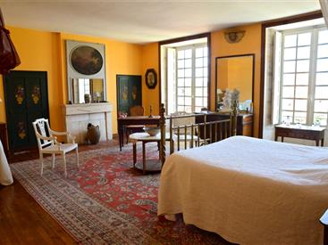 Château de Clauzuroux, chambres d'hôtes et location de gîtes avec piscine chauffée à Champagne et Fontaine en Dordogne proche de Périgueux et d'Angoulême