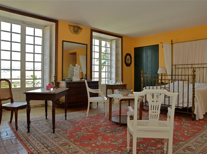 Château de Clauzuroux, chambres d'hôtes et location de gîtes avec piscine chauffée à Champagne et Fontaine en Dordogne proche de Périgueux et d'Angoulême