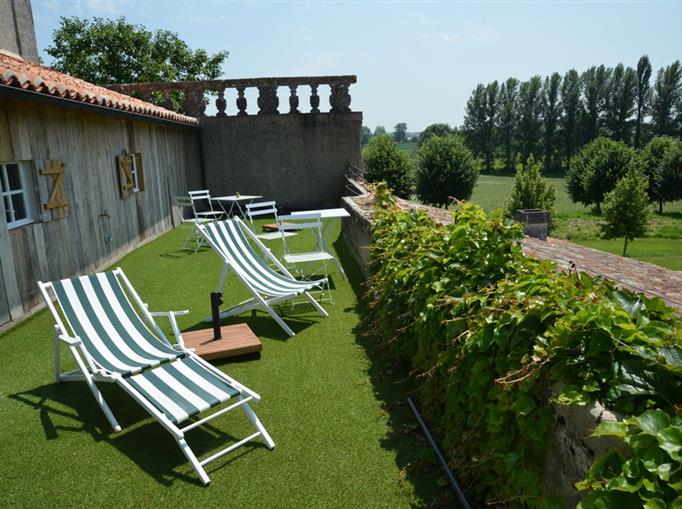 Château de Clauzuroux, chambres d'hôtes et location de gîtes avec piscine chauffée à Champagne et Fontaine en Dordogne proche de Périgueux et d'Angoulême