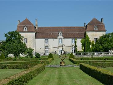 Château de Clauzuroux, chambres d'hôtes et location de gîtes avec piscine chauffée à Champagne et Fontaine en Dordogne proche de Périgueux et d'Angoulême
