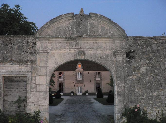 Château de Clauzuroux, chambres d'hôtes et location de gîtes avec piscine chauffée à Champagne et Fontaine en Dordogne proche de Périgueux et d'Angoulême