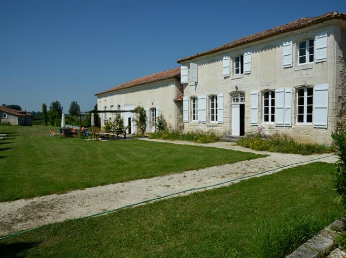 Château de Clauzuroux, chambres d'hôtes et location de gîtes avec piscine chauffée à Champagne et Fontaine en Dordogne proche de Périgueux et d'Angoulême
