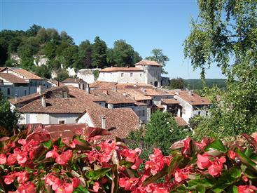 Aubeterre sur Dronne proche du Château de Clauzuroux, chambres d'hôtes et location de gîtes à Champagne et Fontaine en Dordogne proche de Périgueux et d'Angoulême