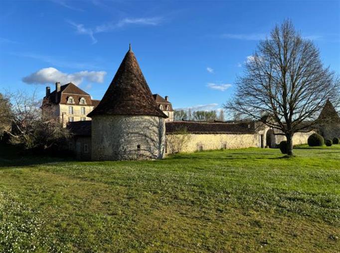 Le Gîte de la Tour – Un séjour authentique au cœur du Château de Clauzuroux