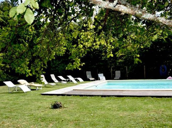 Piscine du Gîte de la Tour – Un séjour authentique au cœur du Château de Clauzuroux