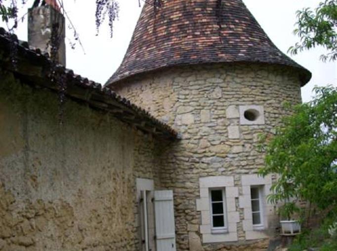 Terrase du Gîte de la Tour – Un séjour authentique au cœur du Château de Clauzuroux