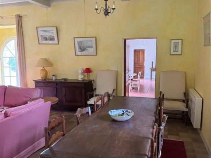 Salle à manger du Gîte de la Tour – Un séjour authentique au cœur du Château de Clauzuroux