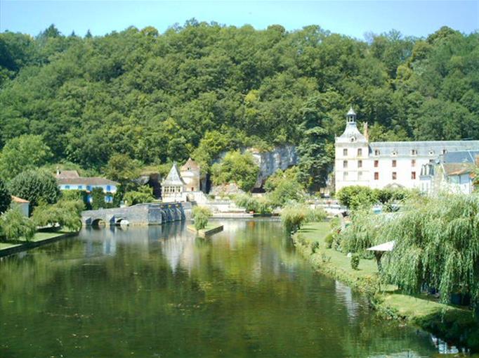 Brantôme proche du Château de Clauzuroux, chambres d'hôtes et location de gîtes à Champagne et Fontaine en Dordogne proche de Périgueux et d'Angoulême