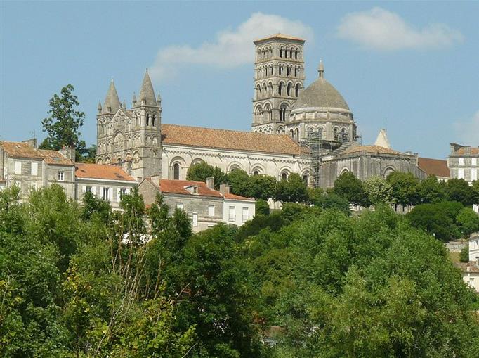 Angoulême proche du Château de Clauzuroux, chambres d'hôtes et location de gîtes à Champagne et Fontaine en Dordogne proche de Périgueux