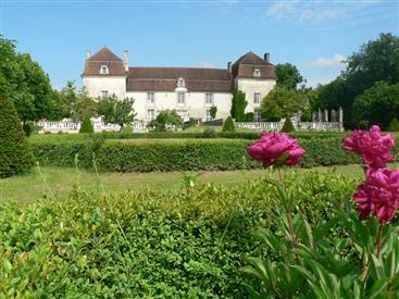 Le jardin du Château de Clauzuroux, chambres d'hôtes et location de gîtes à Champagne et Fontaine en Dordogne proche de Périgueux et d'Angoulême
