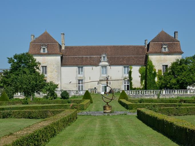 Château de Clauzuroux, chambres d'hôtes et location de gîtes avec piscine chauffée à Champagne et Fontaine en Dordogne proche de Périgueux et d'Angoulême