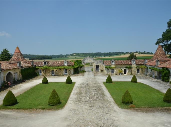 Château de Clauzuroux, chambres d'hôtes et location de gîtes avec piscine chauffée à Champagne et Fontaine en Dordogne proche de Périgueux et d'Angoulême