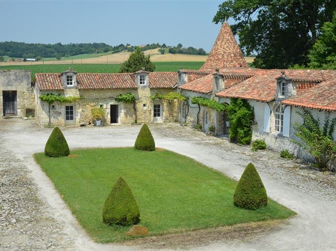 Château de Clauzuroux, chambres d'hôtes et location de gîtes avec piscine chauffée à Champagne et Fontaine en Dordogne proche de Périgueux et d'Angoulême