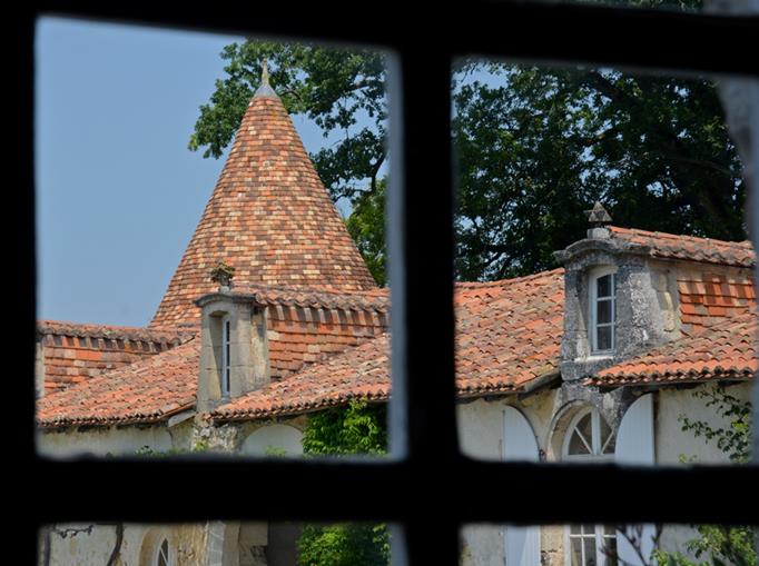 Château de Clauzuroux, chambres d'hôtes et location de gîtes avec piscine chauffée à Champagne et Fontaine en Dordogne proche de Périgueux et d'Angoulême