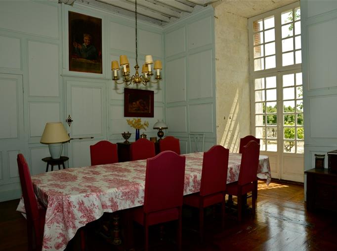 Château de Clauzuroux, chambres d'hôtes et location de gîtes avec piscine chauffée à Champagne et Fontaine en Dordogne proche de Périgueux et d'Angoulême