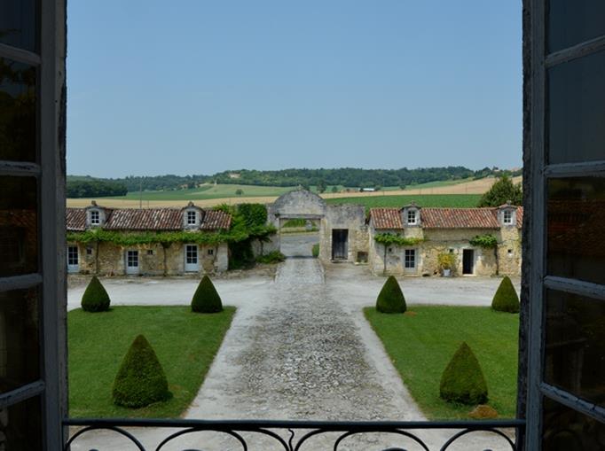 Château de Clauzuroux, chambres d'hôtes et location de gîtes avec piscine chauffée à Champagne et Fontaine en Dordogne proche de Périgueux et d'Angoulême
