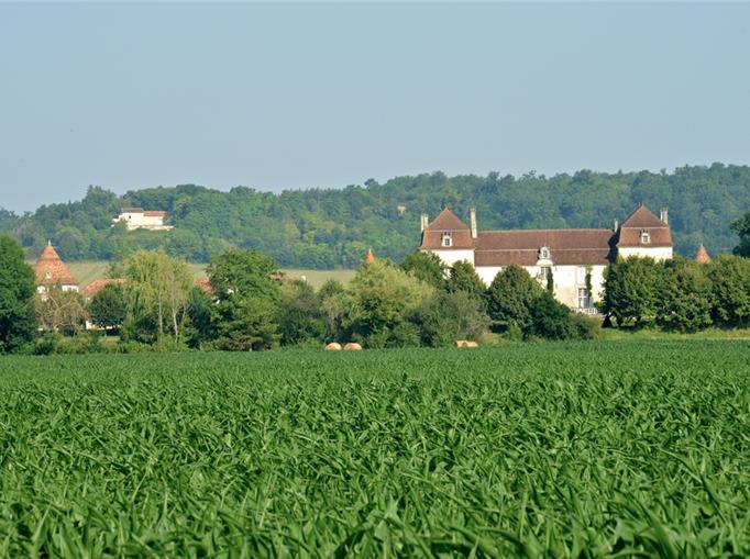 Château de Clauzuroux, chambres d'hôtes et location de gîtes avec piscine chauffée à Champagne et Fontaine en Dordogne proche de Périgueux et d'Angoulême