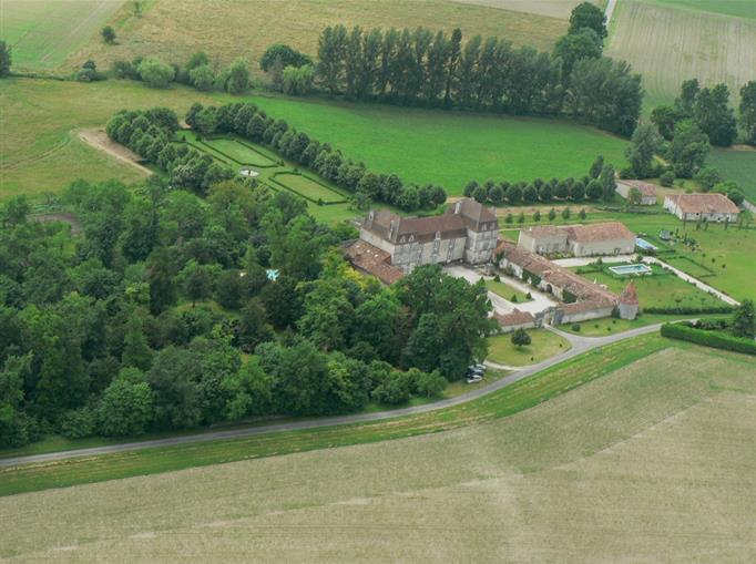 Château de Clauzuroux, chambres d'hôtes et location de gîtes avec piscine chauffée à Champagne et Fontaine en Dordogne proche de Périgueux et d'Angoulême