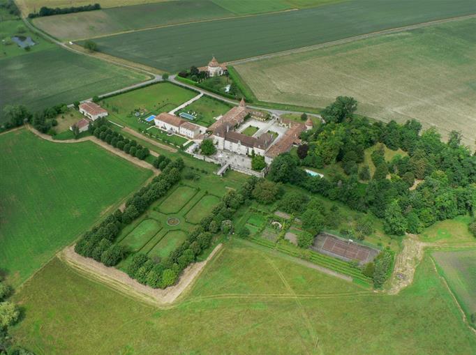 Château de Clauzuroux, chambres d'hôtes et location de gîtes avec piscine à Champagne et Fontaine en Dordogne proche de Périgueux et d'Angoulême