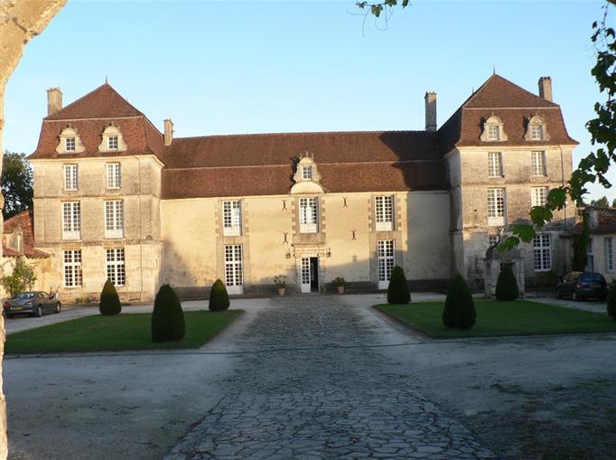 Château de Clauzuroux, chambres d'hôtes et location de gîtes avec piscine chauffée à Champagne et Fontaine en Dordogne proche de Périgueux et d'Angoulême