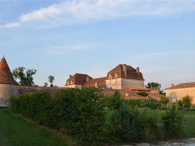 Château de Clauzuroux, chambres d'hôtes et location de gîtes avec piscine chauffée à Champagne et Fontaine en Dordogne proche de Périgueux et d'Angoulême