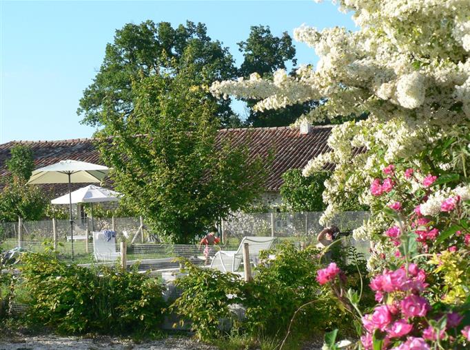 Château de Clauzuroux, chambres d'hôtes et location de gîtes avec piscine chauffée à Champagne et Fontaine en Dordogne proche de Périgueux et d'Angoulême