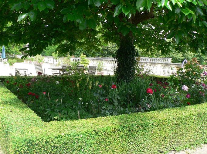 Château de Clauzuroux, chambres d'hôtes et location de gîtes avec piscine chauffée à Champagne et Fontaine en Dordogne proche de Périgueux et d'Angoulême