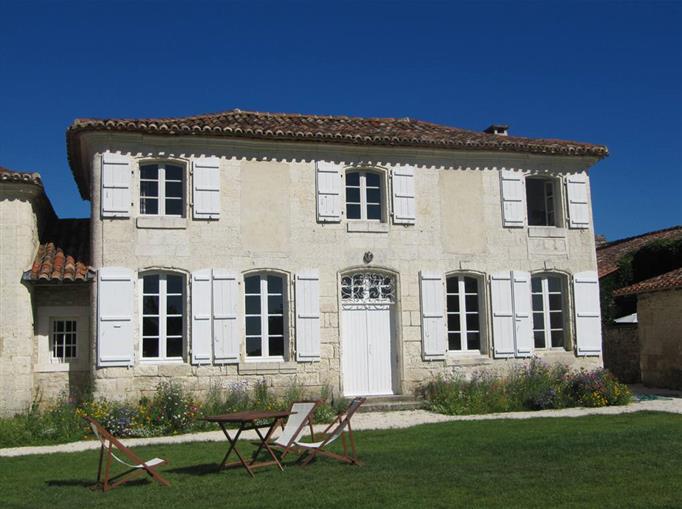 Château de Clauzuroux, chambres d'hôtes et location de gîtes avec piscine chauffée à Champagne et Fontaine en Dordogne proche de Périgueux et d'Angoulême