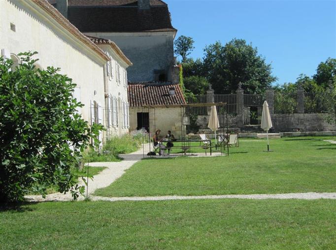 Château de Clauzuroux, chambres d'hôtes et location de gîtes avec piscine chauffée à Champagne et Fontaine en Dordogne proche de Périgueux et d'Angoulême