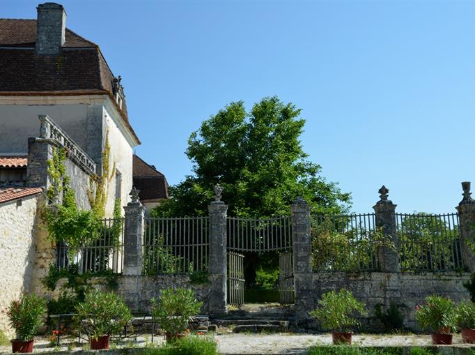 Château de Clauzuroux, chambres d'hôtes et location de gîtes avec piscine chauffée à Champagne et Fontaine en Dordogne proche de Périgueux et d'Angoulême