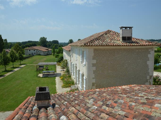 Château de Clauzuroux, chambres d'hôtes et location de gîtes avec piscine chauffée à Champagne et Fontaine en Dordogne proche de Périgueux et d'Angoulême