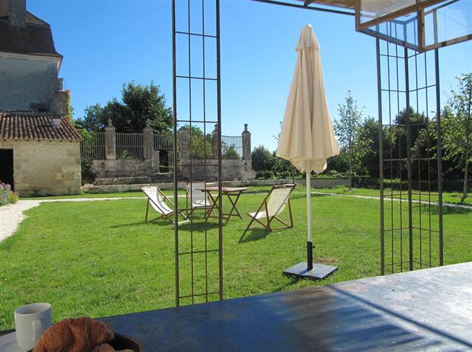 Château de Clauzuroux, chambres d'hôtes et location de gîtes avec piscine chauffée à Champagne et Fontaine en Dordogne proche de Périgueux et d'Angoulême
