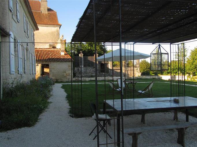 Château de Clauzuroux, chambres d'hôtes et location de gîtes avec piscine chauffée à Champagne et Fontaine en Dordogne proche de Périgueux et d'Angoulême